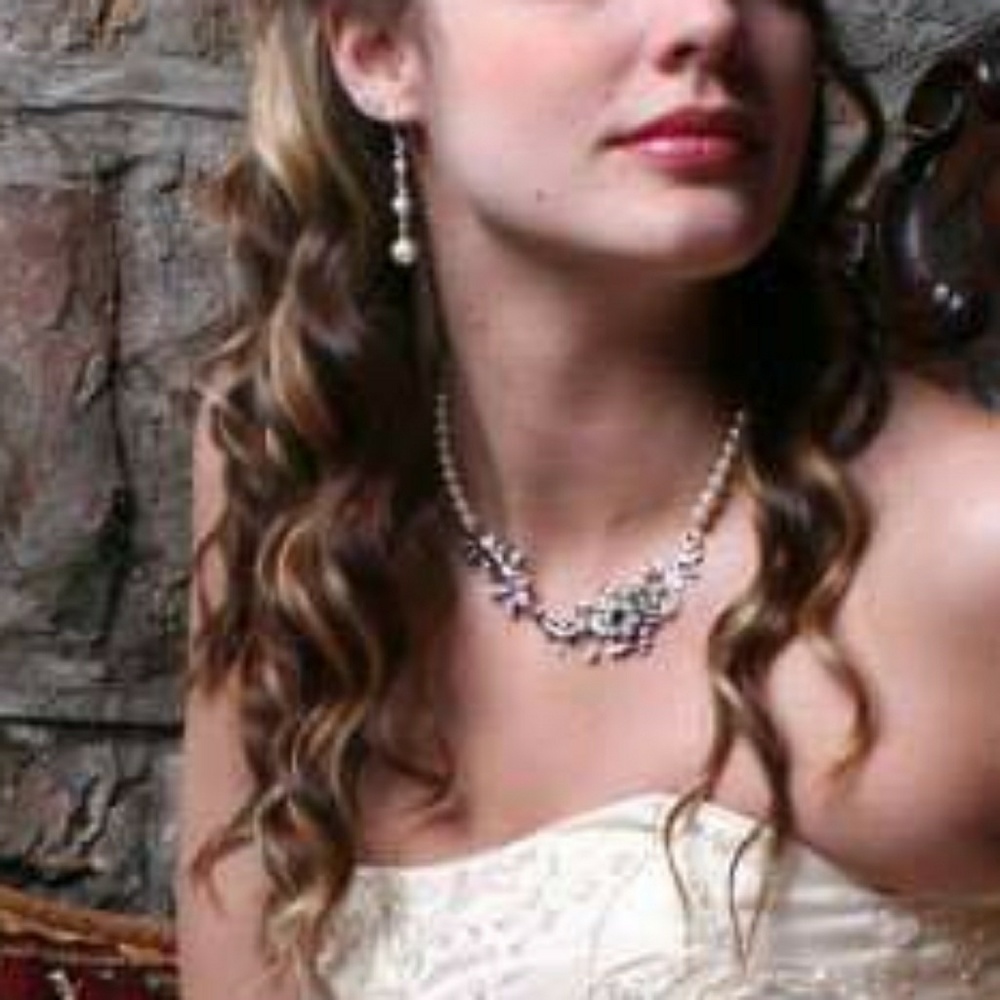Pearl necklace with flower, earrings and bracelet